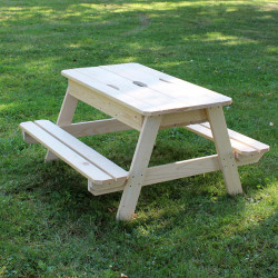Table en bois pour enfant avec bac à sable intégré dans un jardin - Bac fermé