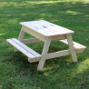 Table en bois pour enfant avec bac à sable intégré dans un jardin - Bac fermé