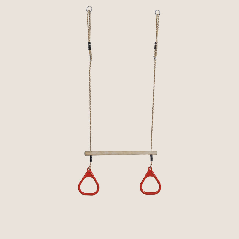 Trapèze en bois avec anneaux de gymnastique en plastique rouge