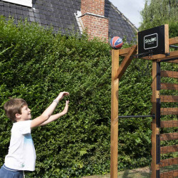 Aire de jeux en bois traité multisport Odin – Mur d’escalade, barre de traction, sac de frappe, cage de foot - Panier de basket