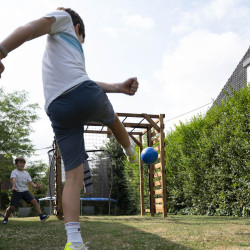 Aire de jeux en bois traité multisport Odin – Mur d’escalade, barre de traction, sac de frappe, cage de foot - Filet de foot