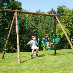 Portique en bois traité 3 agrès et échelle - Juliette - Vue 3/4 droite - Vue d'ambiance avec enfants jouant sur la balançoire da