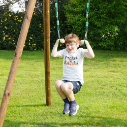 Paire d'anneaux en métal - Pour un enfant, de 3 à 12 ans - Vue d'ambiance avec un enfant s'amusant avec les anneaux fixés