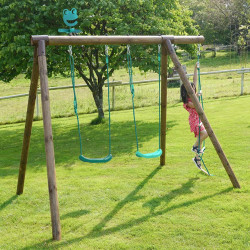 Portique balançoire en bois échelle et balançoire 3 agrès - Tonka - Vue ambiance dans un jardin