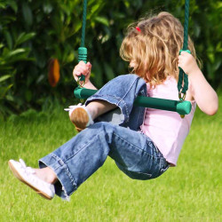 Trapèze en métal (agrès) - vert foncé - Soulet - Portique et balançoire 1m95 à 2m50 - Vue ambiance avec enfant jouant