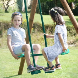 Deux enfants profitent du vis-à-vis installé sur un portique de jardin