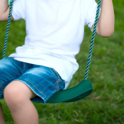 Pack 4 accessoires - 2 balançoires - 1 face à face et 1 toboggan pour portique H222 cm - zoom sur la balançoire vert foncé.