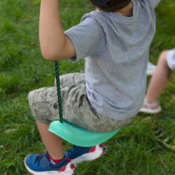 Enfant profitant de la balançoire du pack Lilly 2 dans le jardin