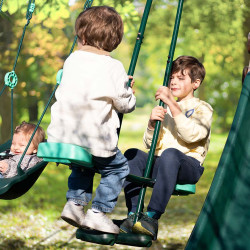 Station de jeux en bois avec portique, tipi et toboggan - Camélia - Zoom agrès vis à vis - Vue d'ambiance avec enfants se balanç
