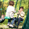 Station de jeux en bois avec portique, tipi et toboggan - Camélia - Zoom agrès vis à vis - Vue d'ambiance avec enfants se balanç