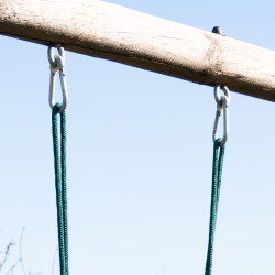 Zoom fixation agrès mousqueton poutre portique en bois