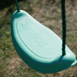 Zoom sur un siège balançoire en plastique vert foncé