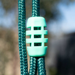 Balançoire une place vert foncé - Agrès pour portiques 2m à 2m50 - Zoom fixation agrès siège balançoire et ajustement avec corde