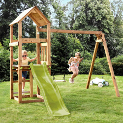 Aire de jeux en bois avec balançoire et toboggan – Nouméa - 2 balançoires avec assises en bois - Enfants s'amusant sur la struct