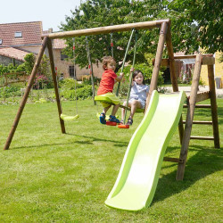 Portique balançoire en bois 3 agrès avec face à face FIGUIER - Vue de côté ambiance