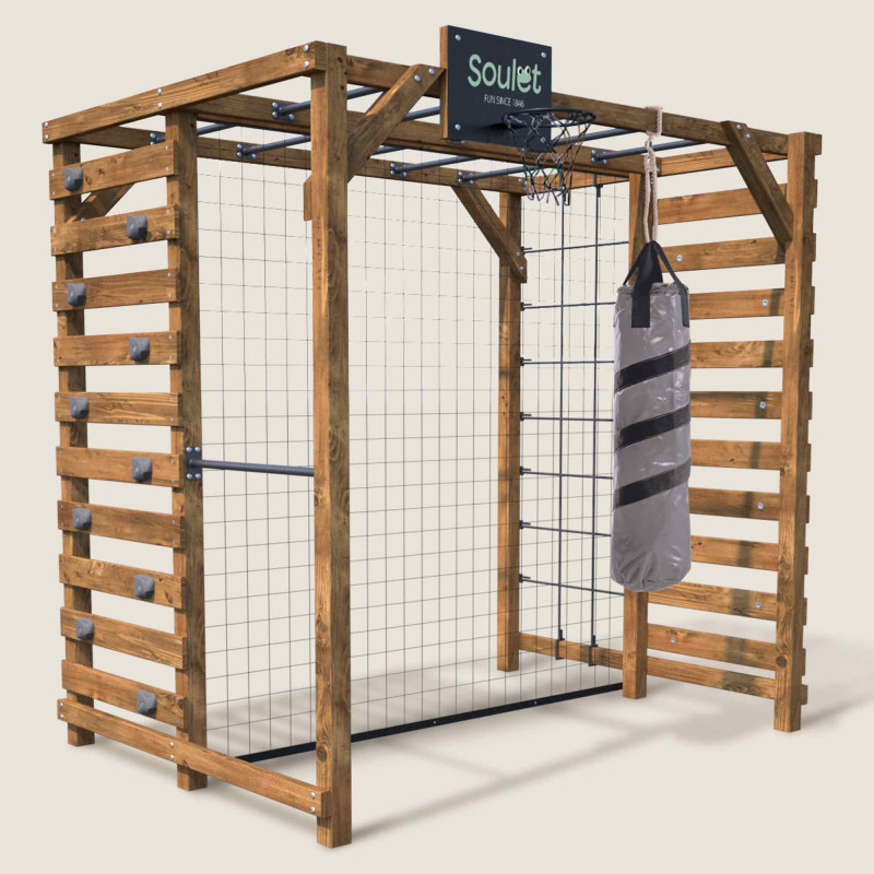 Aire de jeux en bois traité multisport Odin – Mur d’escalade, barre de traction, sac de frappe, cage de foot - Vue 3/4 droite