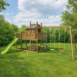 Grande aire de jeux dans le jardin avec un côté portique balançoire, montée à la corde, cabane perchée et grand toboggan