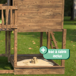 bac à sable inclus dans l'aire de jeux sous la cabane situé à l'ombre