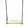 Balançoire en bois vernis avec cordes vertes foncées réglables sur fond blanc avec ombres