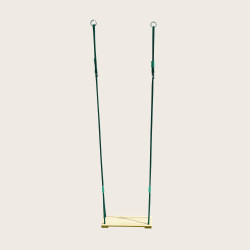 Balançoire en bois vernis avec cordes vertes foncées réglables sur fond beige vue entière avec anneaux métalliques ronds