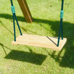 Balançoire en bois vernis avec cordes vertes foncées suspendue au dessus du sol avec ombres