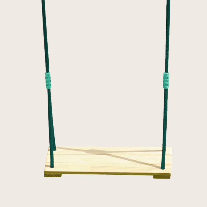 Balançoire en bois vernis avec cordes vertes foncées réglables sur fond beige