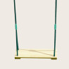 Balançoire en bois vernis avec cordes vertes foncées réglables sur fond beige