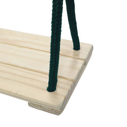 Photo zoomée de la balançoire en bois vernis à bords arrondis, 3 lattes entrecollées et corde qui passe à travers