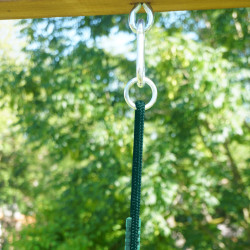 Photo des fixations de la balançoire, elle se fixe dans un mousqueton