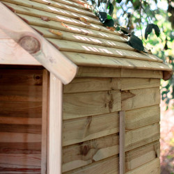Cabane enfant Marina en bois traité, zoom toiture et paroi mur droit côté droit