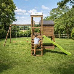 Vue d'un enfant qui grimpe le mur d'escalade pour accéder à son aire de jeux à multiples activités