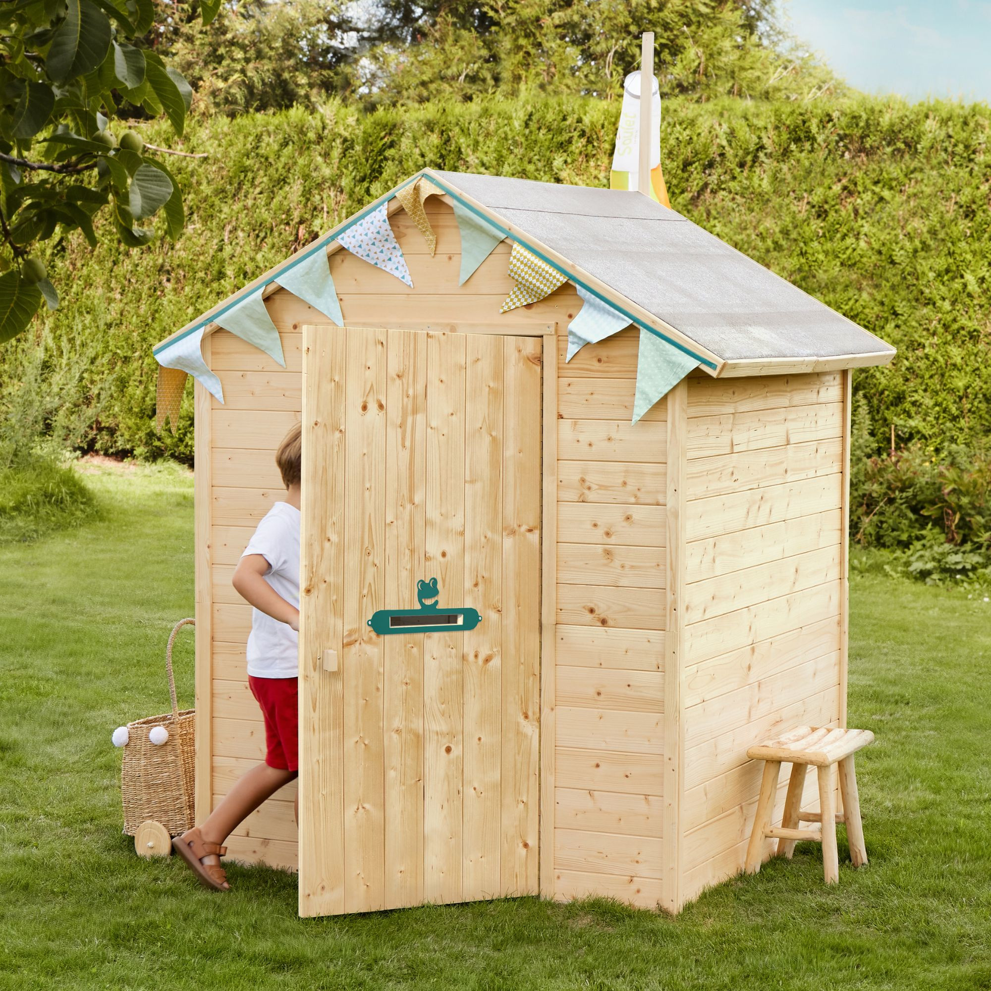 Cabane enfant Garance Soulet en bois avec fenêtre et boîte aux lettres, vue extérieure