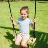 Enfant assis sur la balançoire en bois du portique HECTOR