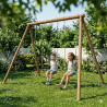 Enfants jouant sur le portique balançoire en bois CONFETTIS avec face à face