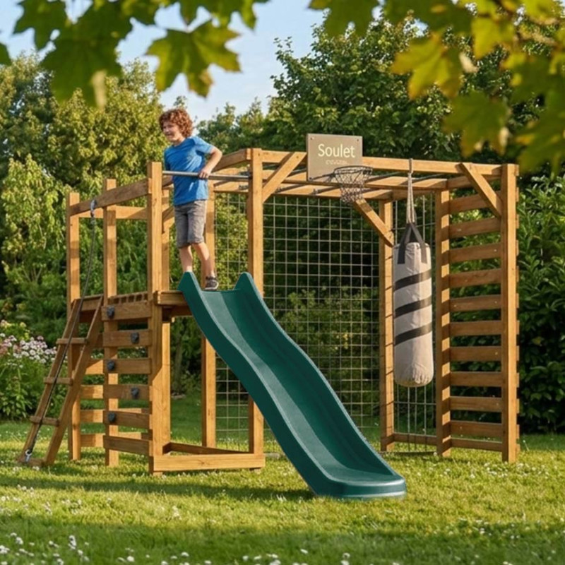 Enfant jouant sur le portique multisport Achille Soulet avec plateforme et toboggan