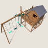 Vue dessus de l'aire de jeux en bois, vue sur terrasse autour de la cabane et du portique balançoire