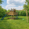 Grande aire de jeux dans le jardin avec un côté portique balançoire, montée à la corde, cabane perchée et grand toboggan