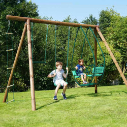 Portique en bois traité 3 agrès et échelle - Juliette - Vue 3/4 droite - Vue d'ambiance avec enfants jouant sur la balançoire da
