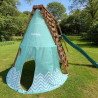 Parque de juegos de madera Apollon visto desde un ángulo con tobogán y escalada - zoom tipi