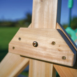 ista inferior del área de juegos Olympe con columpio y estructura de madera