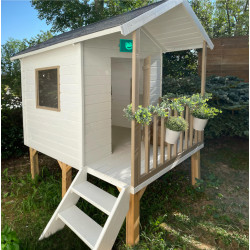 Cabaña de madera sobre pilotes con toldo para niños - Canguro