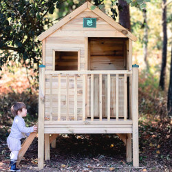 Cabaña infantil de madera tratada sobre pilotes Winny - Niño subiendo la escalera