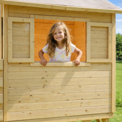 Cabaña de madera sobre pilotes con tobogán para niños – Joséphine