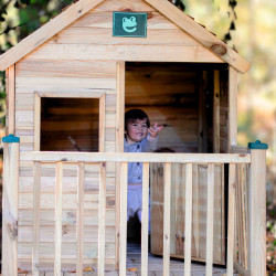 Cabaña infantil Winny sobre pilotes - Niño dentro de la cabaña sujetando la puerta