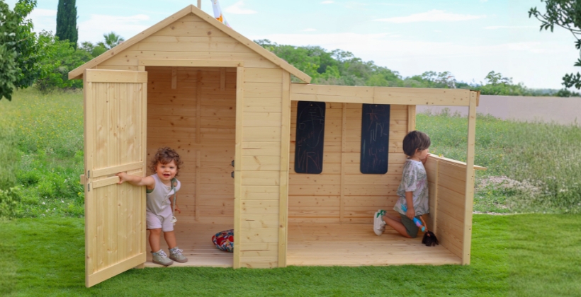 Deux enfants jouant dans la cabane Sarah de Soulet au jardin